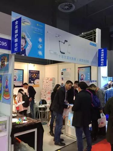 小黄帽护眼灯亮相国际眼科视光学术会议展览会，以科技之光守护视觉健康